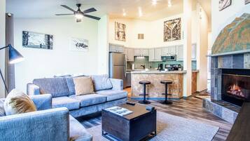 Condo, 2 camas Queen size, balcón, vista a la montaña (Hailey 720) | Área de sala de estar | Televisión de pantalla plana de 42 pulgadas con canales digitales