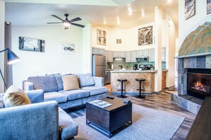 Condo, 2 camas Queen size, balcón, vista a la montaña (Hailey 720) | Área de sala de estar | Televisión de pantalla plana de 42 pulgadas con canales digitales 