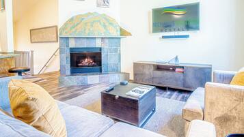 Condo, 2 Queen Beds, Balcony, Mountain View (Hailey 720) | Living area | 42-inch flat-screen TV with digital channels