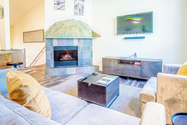 Condo, 2 Queen Beds, Balcony, Mountain View (Hailey 720) | Living area