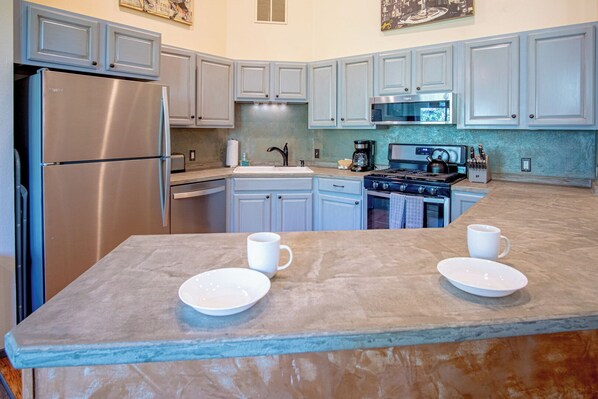 Condo, 2 Queen Beds, Balcony, Mountain View (Hailey 720) | Private kitchen | Dining tables