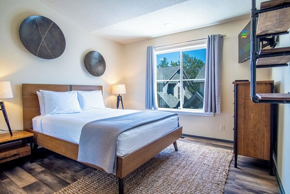 Condo, 2 Queen Beds, Balcony, Mountain View (Hailey 720) | 2 bedrooms, individually decorated, individually furnished, bed sheets