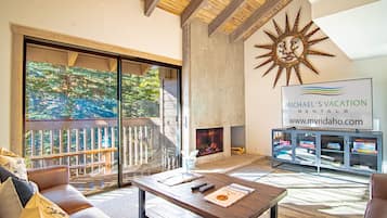 Condo, várias camas, sacada, vista para a montanha (Snow Creek Condo 1554) | Parte interna