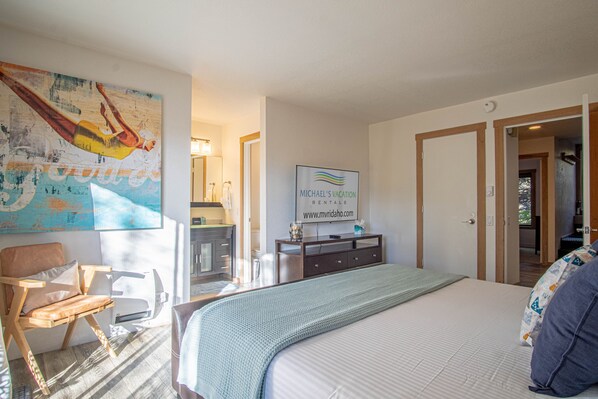 콘도, 침대(여러 개), 발코니, 산 전망 (Snow Creek Condo 1554) | 3 개의 침실, 각각 다른 스타일의 인테리어, 각각 다르게 가구 비치, 침대 시트