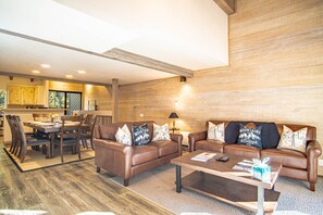 콘도, 침대(여러 개), 발코니, 산 전망 (Snow Creek Condo 1554) | 거실 공간 | 디지털 채널 시청이 가능한 42인치 평면 TV