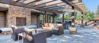 Snow Creek 1554 - Ski-in/ski-out + Pool & Hot Tub