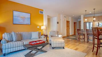 Appartamento, letti multipli, patio, vista montagna (Elkhorn Springs Sanctuary) | Area soggiorno | TV a schermo piatto 42 pollici con canali digitali