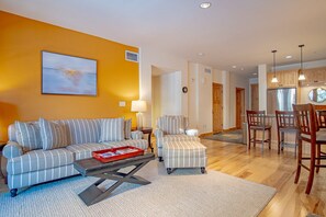 Appartamento, letti multipli, patio, vista montagna (Elkhorn Springs Sanctuary) | Area soggiorno | TV a schermo piatto 42 pollici con canali digitali