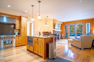 Apartamento, varias camas, patio, vistas a la montaña (Elkhorn Springs Sanctuary) | Cocina privada | Mesa de comedor