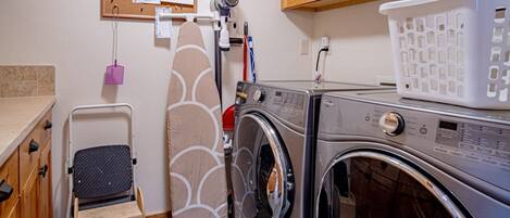 Apartment, Mehrere Betten, Terrasse, Bergblick (Elkhorn Springs Sanctuary) | Wäschereiservice