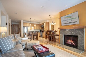 Condo, várias camas, varanda, vista para a montanha (Elkhorn Springs Sanctuary) | Área de estar | TV de tela plana 42 polegadas com canais digitais