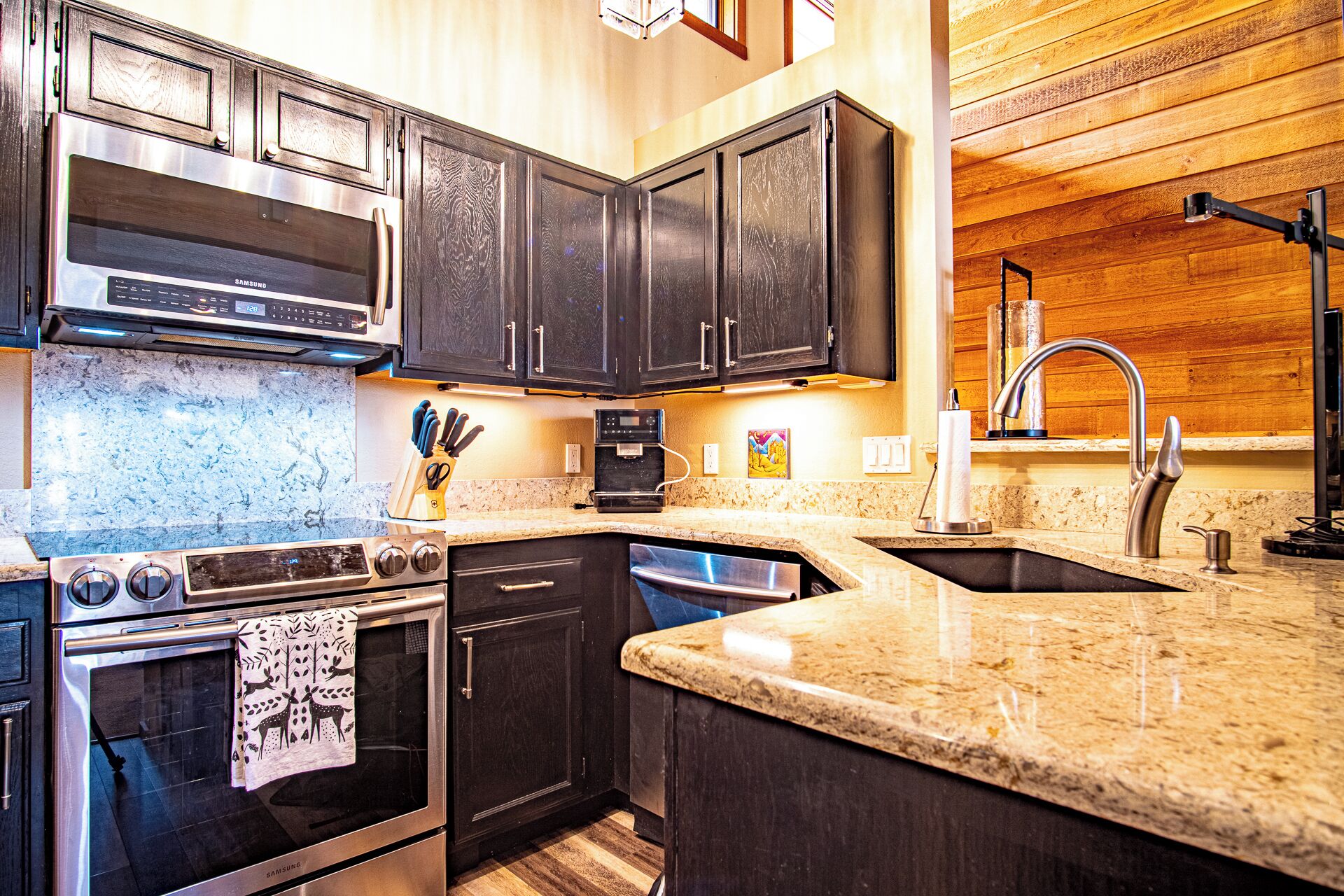 Huoneisto, useita sänkyjä, patio, vuoristonäköala (Fairway Nine 4351) | Yksityinen keittiö | Ruokailupöytä