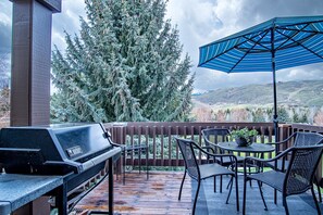 Outdoor dining - Modern 3BD Elkhorn Fairway Nine Condo W/resort Amenities (Sun Valley)