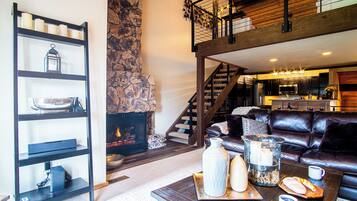 Appartement, meerdere bedden, patio, uitzicht op bergen (Fairway Nine 4351) | Woonruimte | Een 42-inch flatscreentelevisie met digitale zenders