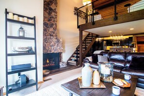 Appartement, meerdere bedden, patio, uitzicht op bergen (Fairway Nine 4351) | Woonruimte | Een 42-inch flatscreentelevisie met digitale zenders