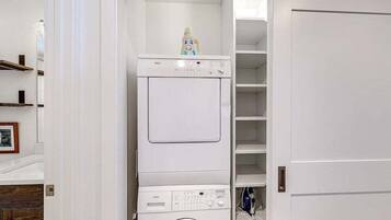 Condo, 1 giường cỡ queen, ban công, quang cảnh núi (West Ketchum Condo 10) | Giặt ủi