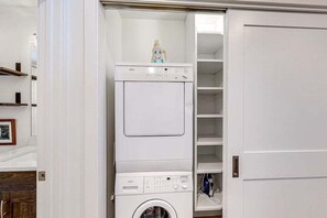 Apartamento, 1 cama de matrimonio, balcón, vistas a la montaña (West Ketchum Condo 10) | Lavandería