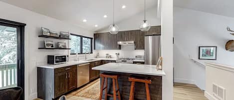 Leilighet, 1 queensize-seng, balkong, fjellutsikt (West Ketchum Condo 10) | Eget kjøkken | Spisebord