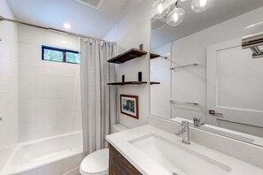 Appart'hôtel, 1 grand lit, balcon, vue montagne (West Ketchum Condo 10) | Salle de bain