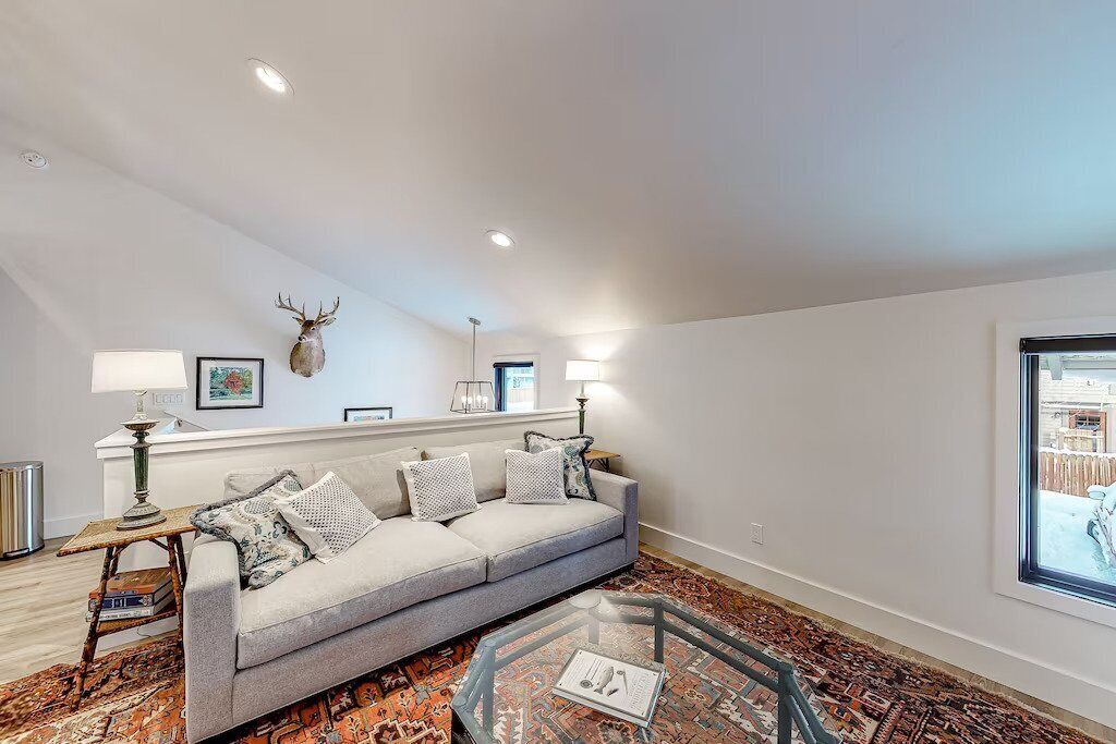 Leilighet, 1 queensize-seng, balkong, fjellutsikt (West Ketchum Condo 10) | Oppholdsområde | En 42-tommers Flatskjerm-TV med digitale kanaler