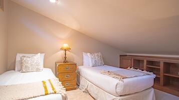 Apartamento, varias camas, patio, vistas a la montaña (International Village at Warm Springs) | 3 dormitorios, decoración individual, mobiliario individual