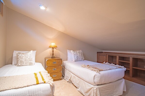 公寓客房, 多張床, 露台, 山景 (International Village at Warm Springs) | 3 間睡房、獨特設計、獨特裝修、床單