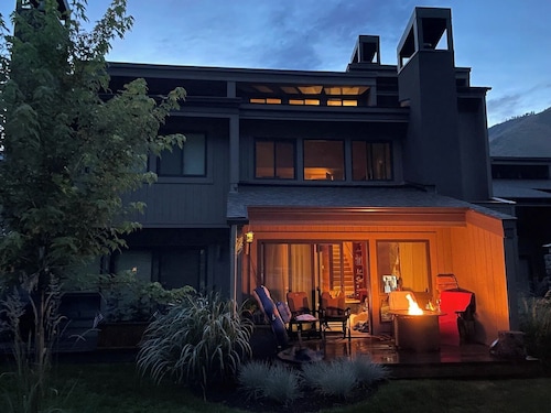 Ski-in/ski-out to Baldy + Outdoor Pool