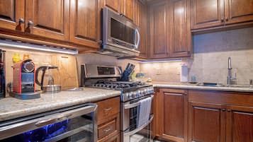 Condo, Multiple Beds, Patio, Mountain View (International Village at Warm Springs) | Private kitchen