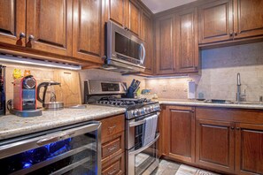 Condo, várias camas, varanda, vista para a montanha (International Village at Warm Springs) | Cozinha privada | Mesas de jantar