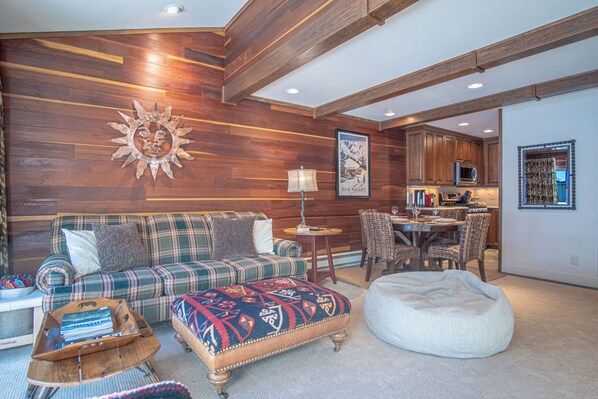 Appart'hôtel, plusieurs lits, patio, vue montagne (International Village at Warm Springs) | Coin séjour | Télévision à écran plat de 42 pouces avec chaînes numériques