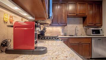 Apartamento, varias camas, patio, vistas a la montaña (International Village at Warm Springs) | Cocina privada | Mesa de comedor