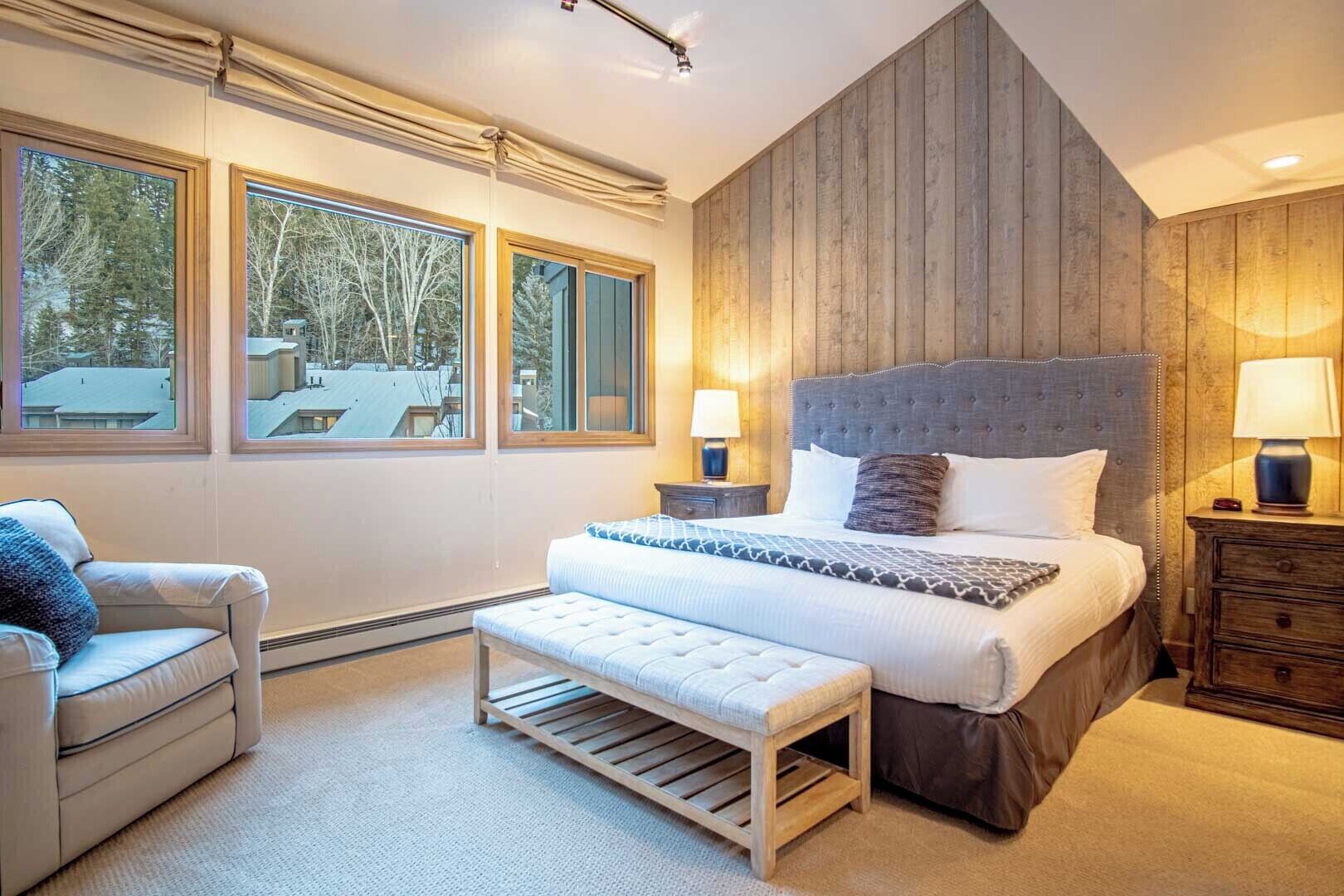 Leilighet, flere senger, terrasse, fjellutsikt (International Village at Warm Springs) | 3 soverom, individuelt dekorert, individuelt innredet og sengetøy