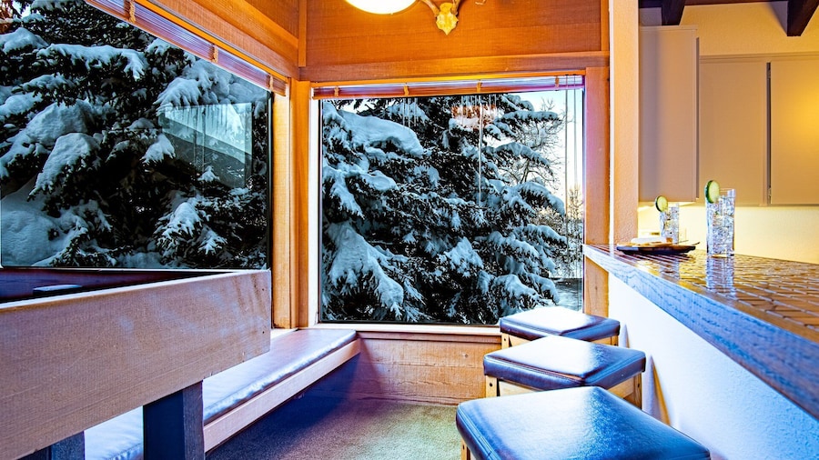 Snow Creek 1553 - Ski-in/ski-out + Pool & Hot Tub