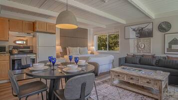 Condo, 1 Queen Bed with Sofa bed, Kitchen, Mountain View (Atelier Escape) | Interior