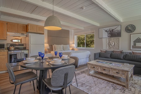 Condo, 1 Queen Bed with Sofa bed, Kitchen, Mountain View (Atelier Escape) | Interior