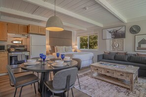 Apartment, 1 Queen-Bett und Schlafsofa, Küche, Bergblick (Atelier Escape) | Innenbereich