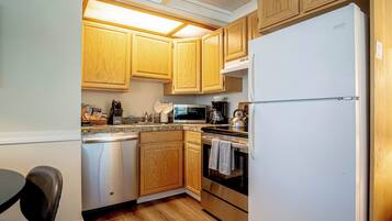 Condo, 1 Katil Ratu (Queen) dengan Katil Sofa, Kitchen, Mountain View (Atelier Escape) | Dapur peribadi | Meja makan