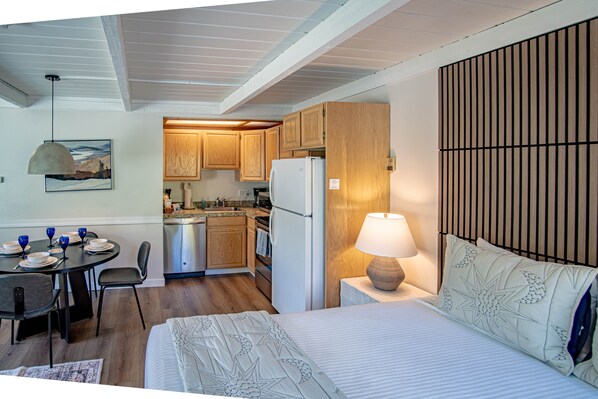 Apartment, 1 Queen-Bett und Schlafsofa, Küche, Bergblick (Atelier Escape) | 1 Schlafzimmer, individuell dekoriert, individuell eingerichtet