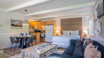 Lägenhet - 1 queensize-säng med bäddsoffa - kök - utsikt mot bergen (Atelier Escape) | Vardagsrum | 42-tums platt-tv med digitalkanaler