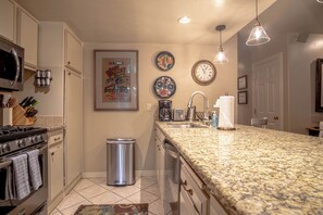 Condo, nhiều giường, lò sưởi, quang cảnh núi (Sun Valley Condo 155) | Bếp riêng | Bàn ăn 