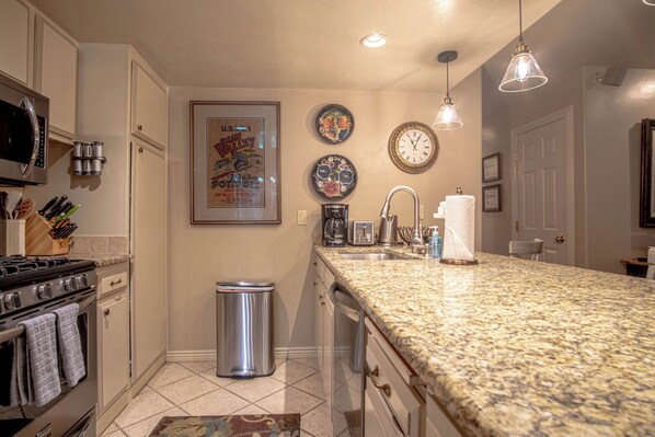 公寓式客房, 多张床, 壁炉, 山景 (Sun Valley Condo 155) | 私人厨房 | 餐桌