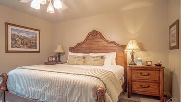 Apartamento, varias camas, chimenea, vistas a la montaña (Sun Valley Condo 155) | 2 dormitorios, decoración individual, mobiliario individual