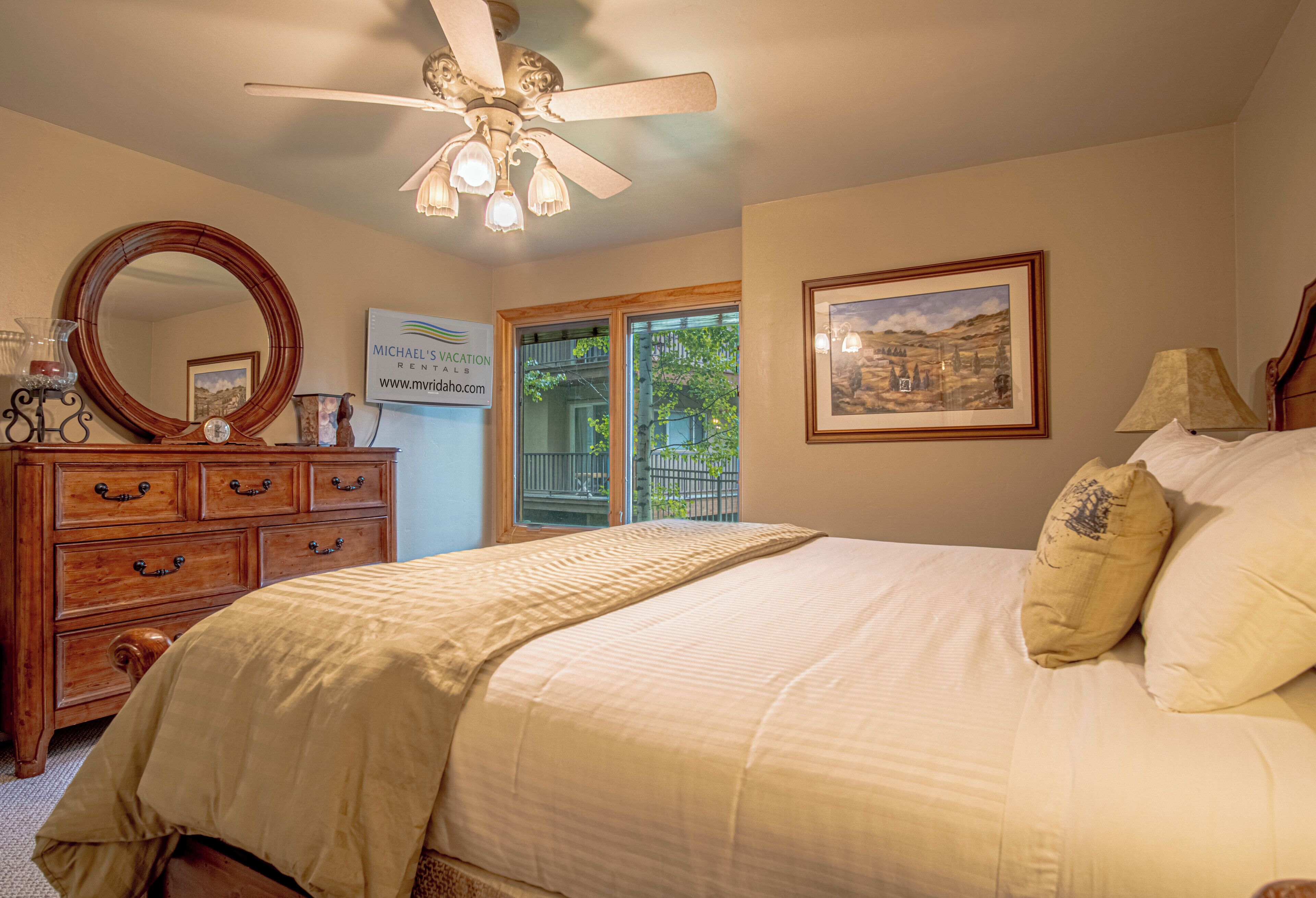 2 bedrooms, individually decorated, individually furnished, bed sheets