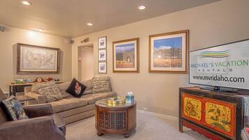 Condo, Multiple Beds, Fireplace, Mountain View (Sun Valley Condo 155) | Living area | 42-inch flat-screen TV with digital channels