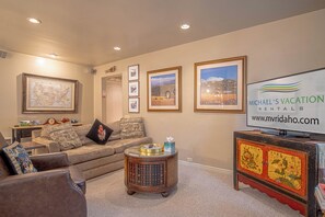 Appart'hôtel, plusieurs lits, cheminée, vue montagne (Sun Valley Condo 155) | Coin séjour