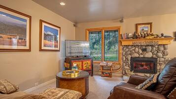 Condo, Multiple Beds, Fireplace, Mountain View (Sun Valley Condo 155) | Living area | 42-inch flat-screen TV with digital channels