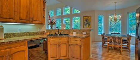 Hus, flere senger, terrasse, fjellutsikt (Grand Hailey Home) | Eget kjøkken | Spisebord