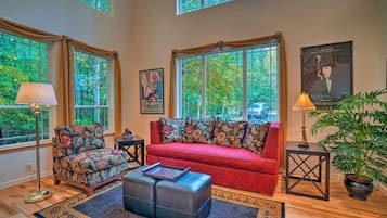 Huis, Meerdere bedden, terras, uitzicht op bergen (Grand Hailey Home) | Woonruimte | Een 42-inch flatscreentelevisie met digitale zenders