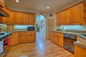 Hus - flera sängar - uteplats - utsikt mot bergen (Grand Hailey Home) | Eget kök | Matbord