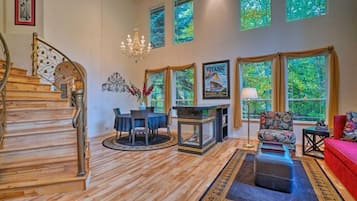 Huis, Meerdere bedden, terras, uitzicht op bergen (Grand Hailey Home) | Interieur